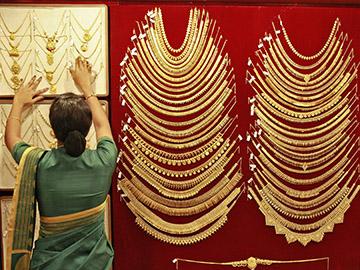 Jaitley encourages buying and selling of gold