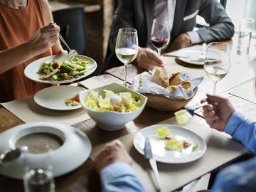 Does eating together improve negotiations?