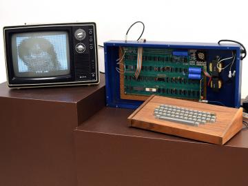 Original Apple computer built by Steve Jobs and Steve Wozniak is going under the hammer