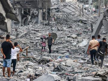 Photo of the day: Looking for life in rubble