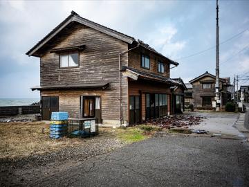 Still standing: Unique houses survive quake in Japan village