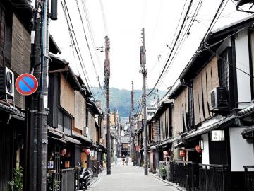 Tourists banned from private alleys in Kyoto's Geisha district
