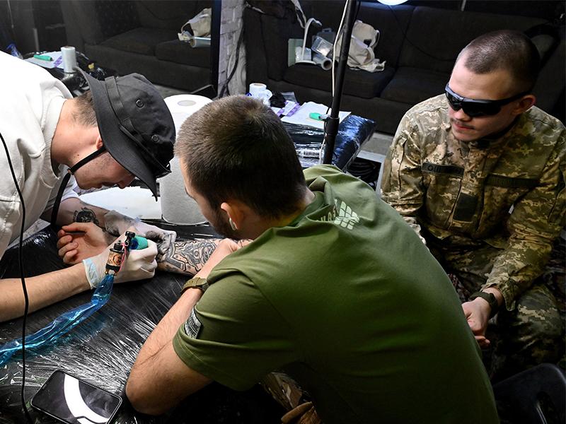 Ukrainians embrace tattoos amid patriotic outpouring