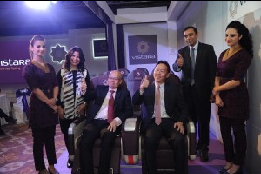 From-Left-to-Right_-Vistara-crew-members-flank-Ms-Rashmi-Soni-Head-Corporate-Communication-Mr-Phee-Teik-Yeoh-CEO-Vistara-Mr-Giam-Ming-Toh-Chief-Commercial-Officer-Vistara-Mr.-Kishore-Mardikar-Head-Marketing-V-300x199