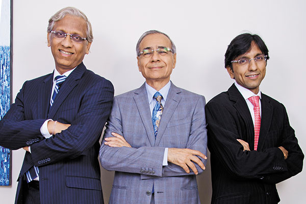 JP Taparia (centre)with sons Sanjeev (left)and Ashutosh