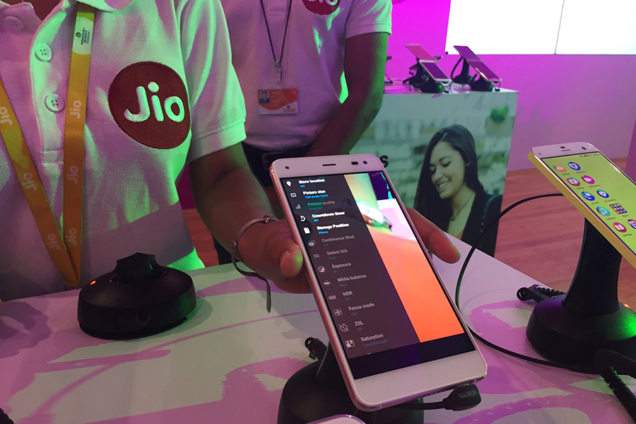 Jio readies to take competition head-on with paid services