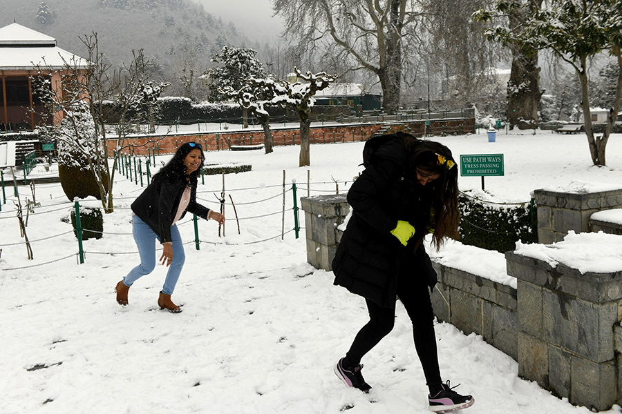 Kashmir's tourism sector faces losses over Rs 9,000 cr; 1.4 lakh people lose jobs