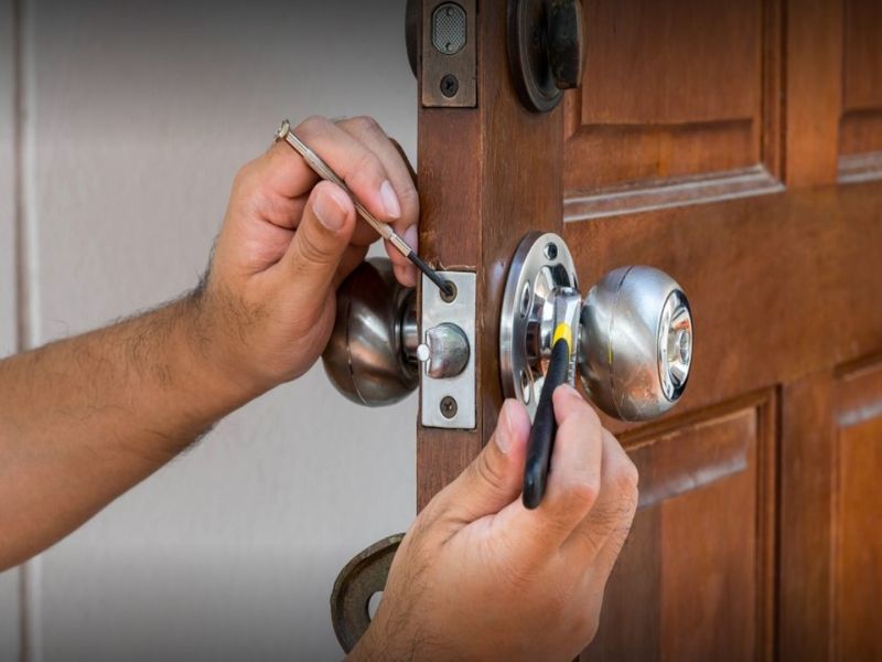 Locksmith Pro Shares Tips On How To Find A Legit Locksmith | Forbes India