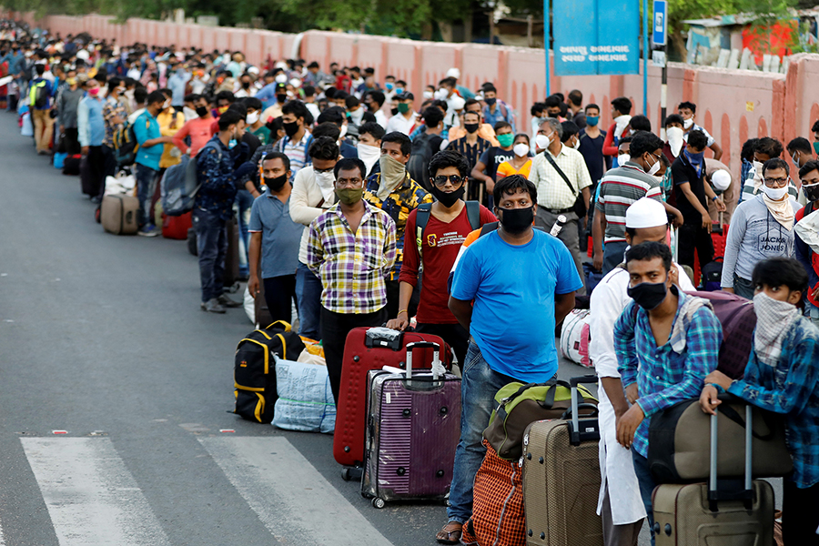 Photo of the Day: Migrants queue for journey home