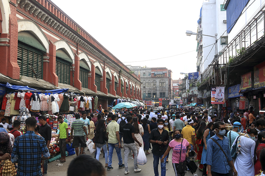 Photo of the Day: In Kolkata, festive shopping in full swing