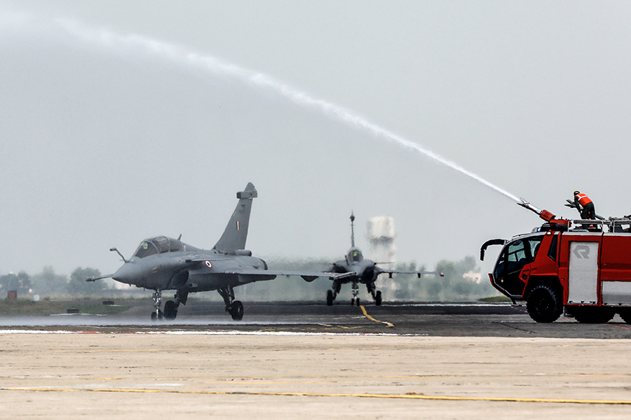 Photo of the day: Rafale fighter jets inducted, receive salute
