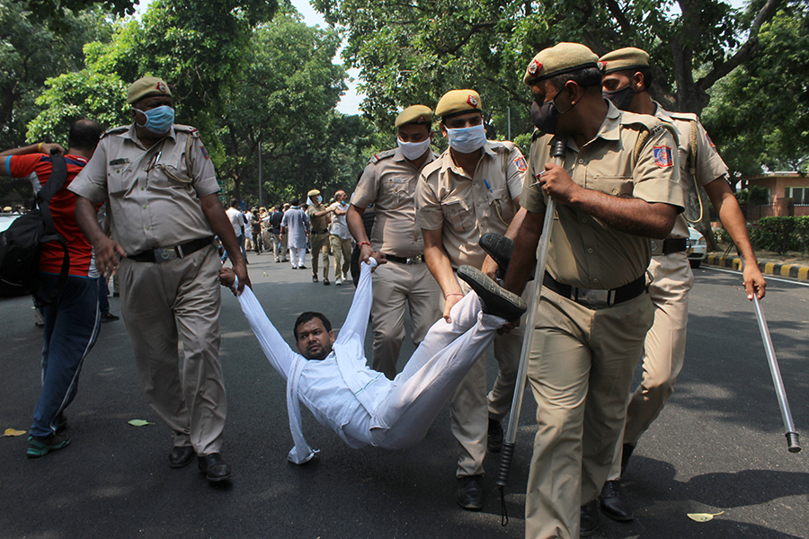 Photo of the day: Congress workers detained amidst a protest against agricultural reforms bills in Delhi