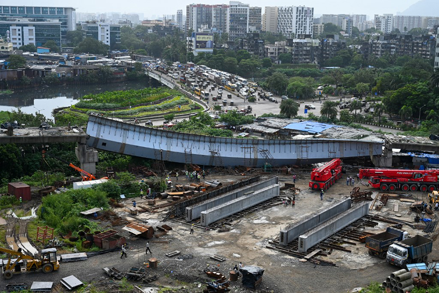 Photo of the day: Mumbai bridge has fallen