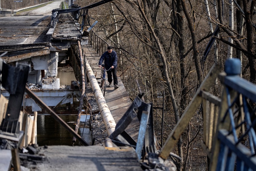 Bridges blown up as Ukraine braces for Donbas assault