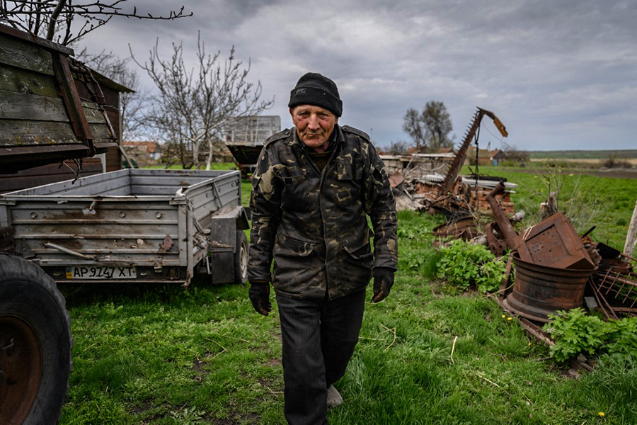 Ukraine's poorest sow seeds under Russian bombs