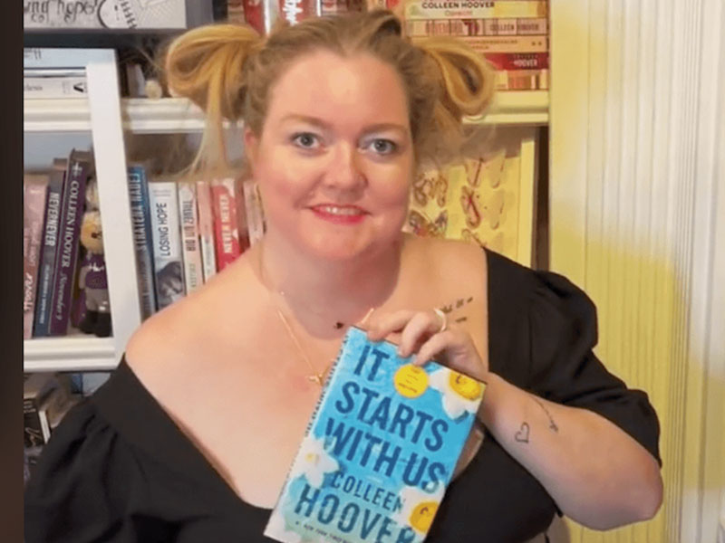 Colleen Hoover Books: The Biography of Colleen Hoover: Author of