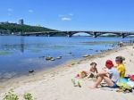 Ukrainians look to Kyiv beaches for a holiday from war
