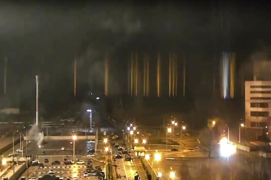 Fire breaks out at Ukraine's nuclear complex as Russian forces move through