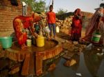 Heat adds to despair of Indian women after decades of daily treks for water