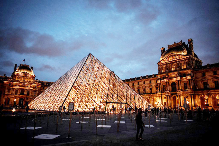 Eiffel Tower, Louvre, Versailles to turn off lights early in energy savings push