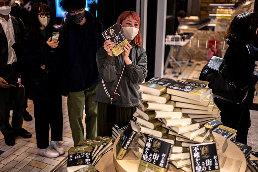 The City and Its Uncertain Walls: Japanese fans snap up first Haruki Murakami novel in six years