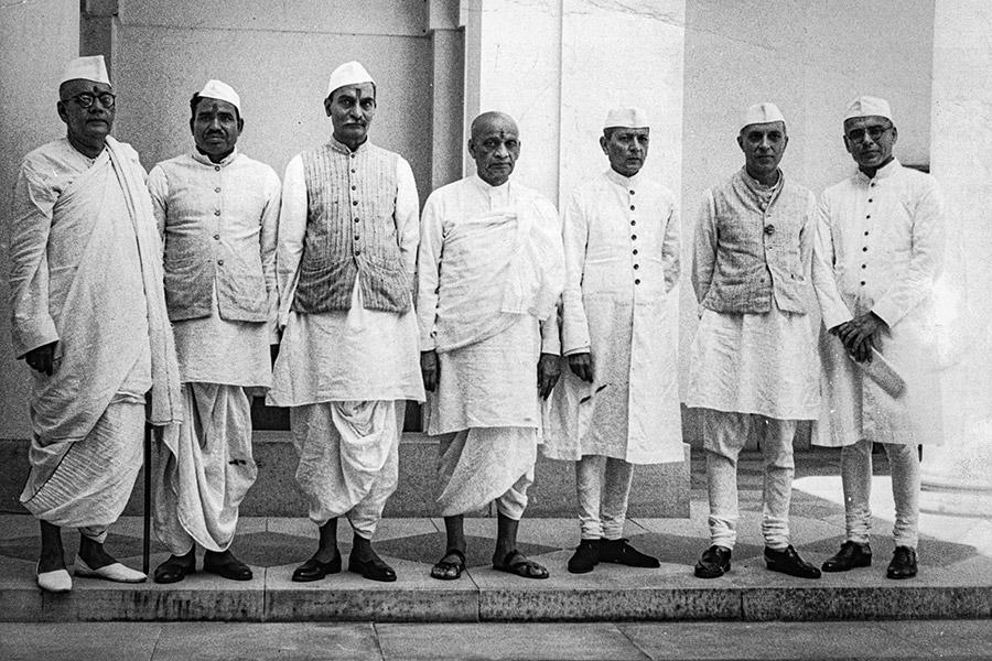 A Bittersweet Independence: How an economic enterprise took over India and a political coalition claimed it back after 200 years