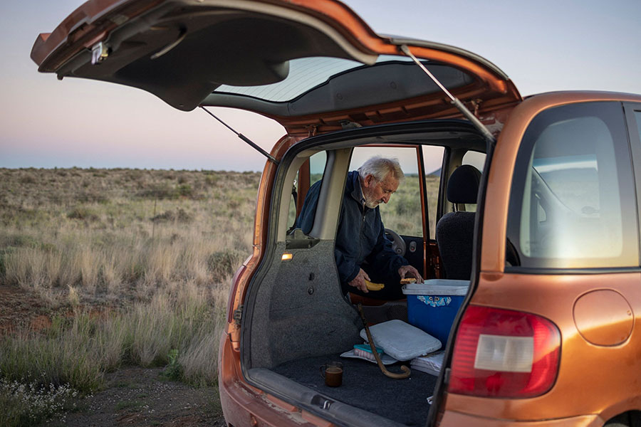 Week in, week out, 90-year-old journalist delivers news in the South African desert