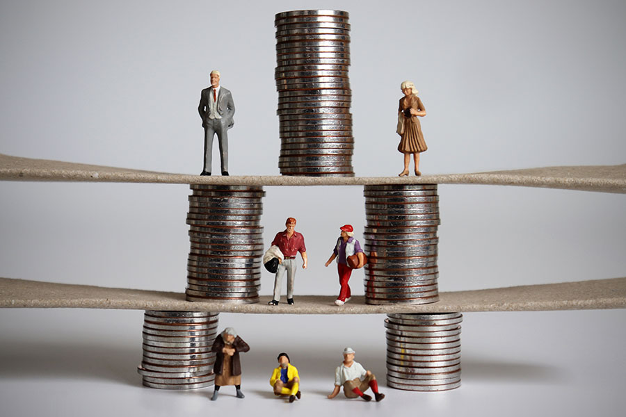 Does social class exacerbate the wage gap?