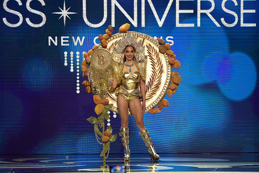 La candidate de Miss Univers d'El Salvador porte un costume sur le thème du Bitcoin