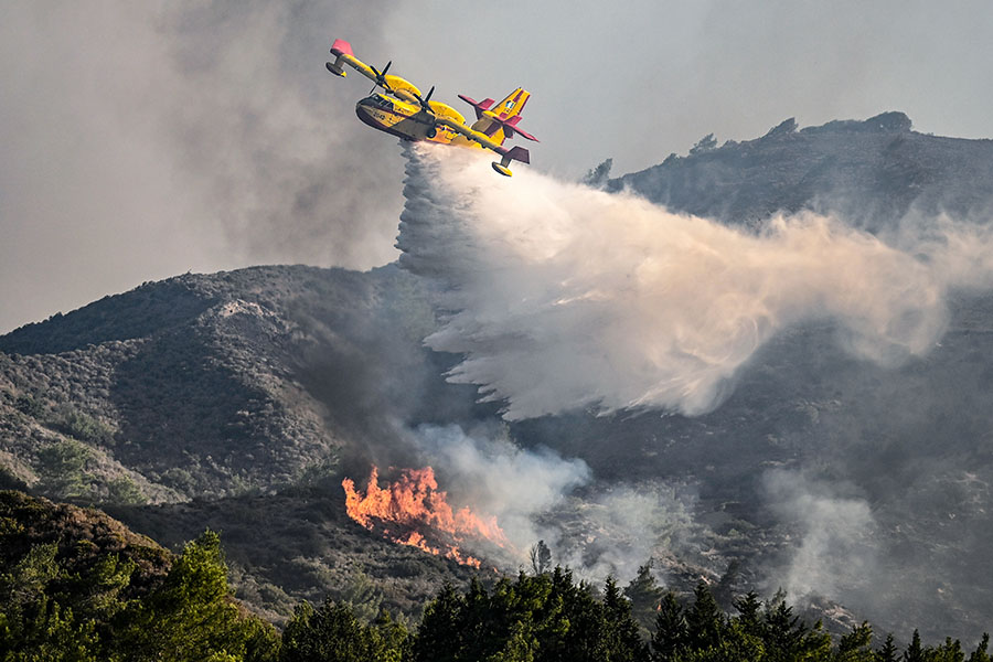 Photo of the day: Putting out fire