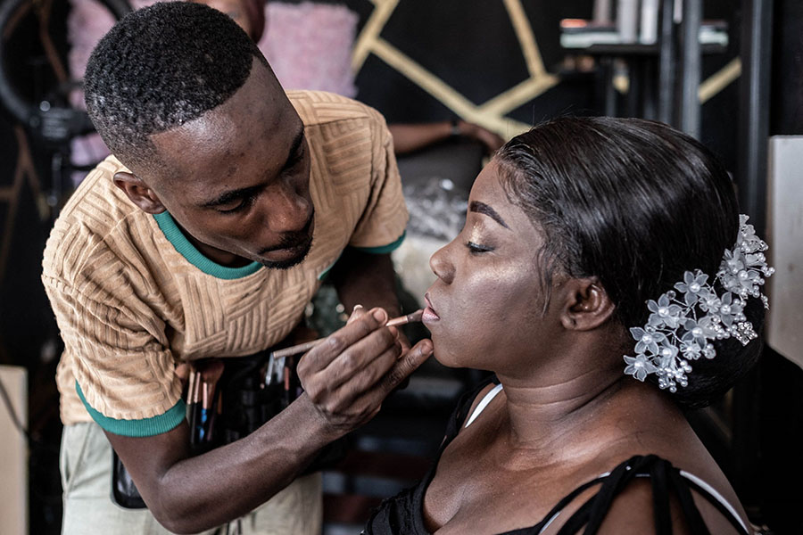 Using YouTube and TikTok, a make-up artist defies the odds in the Central African Republic