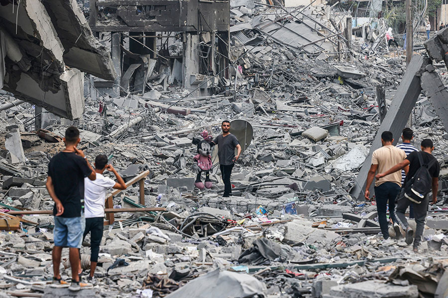 Photo of the day: Looking for life in rubble