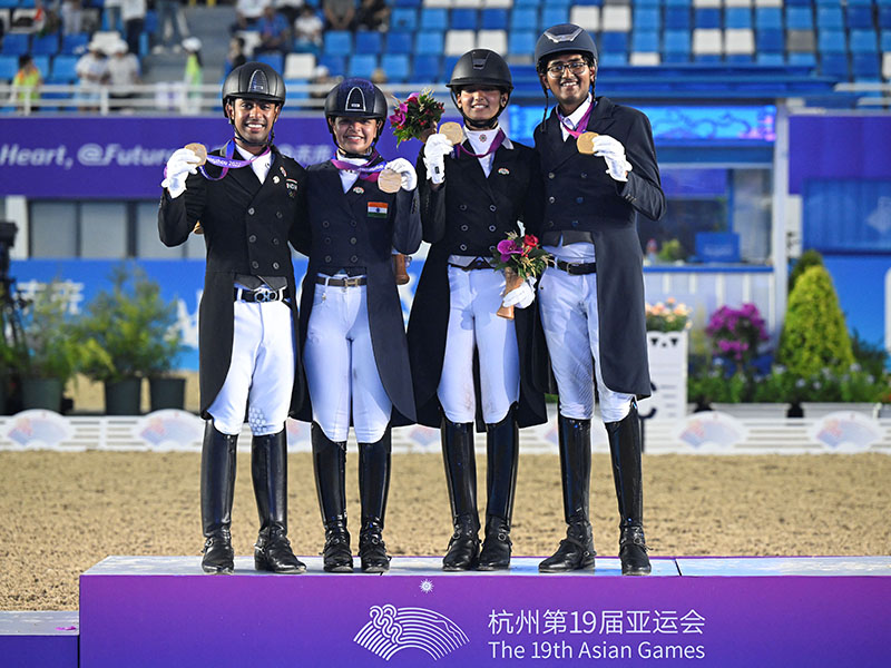 Photo of the day: Gold for equestrian dressage team