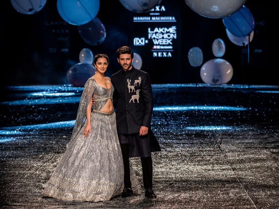 02 FDCI X LFW - Kiara Advani and Kartik Aaryan walk for NEXA presents Manish Malhotra  (4)